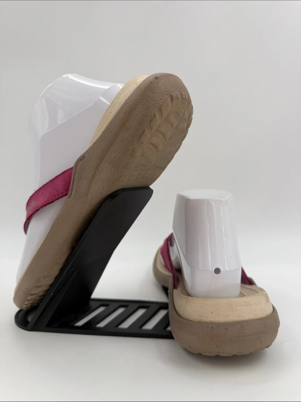 CROCS Capri IV Women's Size 7.0 Fuchsia Suede Cream Footbed